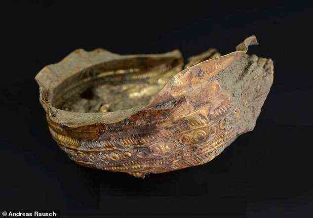 Eine in Österreich ausgegrabene goldene Schale wurde vor etwa 3.000 Jahren datiert, als die rätselhafte Urnenfelderkultur Mitteleuropa dominierte.  Es ist mit einem detaillierten Motiv verziert, das die Sonnenstrahlen darstellt