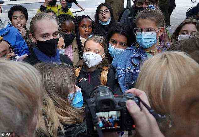Frau Thunberg wurde von Demonstranten in London bei einem Jugendstreik zur Defundierung des Klimachaos gegen die Finanzierung fossiler Brennstoffe außerhalb der Standard Chartered Bank in London gemobbt