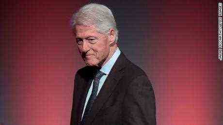 Der ehemalige Präsident Bill Clinton wurde wegen einer Infektion ins Krankenhaus eingeliefert, aber "auf der Besserung"
