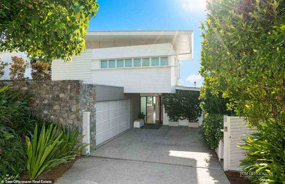 Hinter den Türen des 14 Mcally Drive erwartet Sunshine Beach in Queensland ein unglaubliches Haus mit vier Schlafzimmern und einem nahtlosen, frei fließenden Wohnraum drinnen und draußen