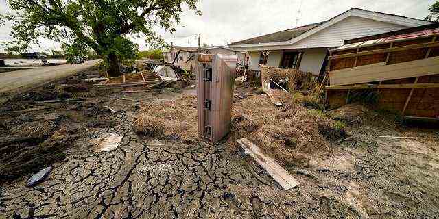 Ein Sarg, der während der Überschwemmungen durch den Hurrikan Ida aus seinen Gräbern geschwommen ist, steht am 27. September auf dem Rasen eines zerstörten Hauses in Ironton, Louisiana.