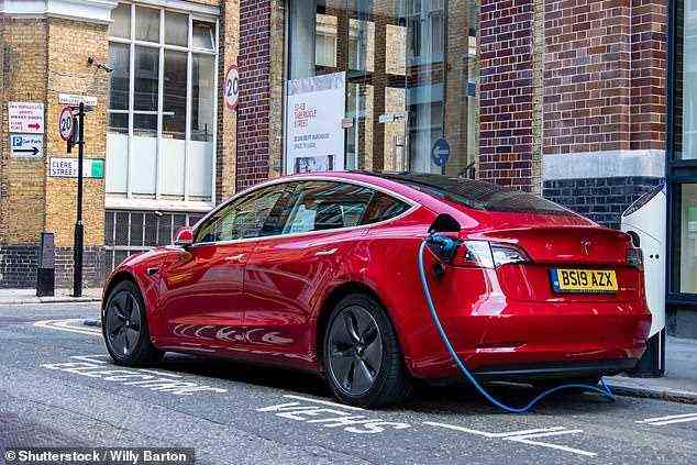 Wechsel an der Steckdose: Vollelektrische Fahrzeuge sind jetzt die dominierende alternative Kraftstoffart auf britischen Straßen und übertreffen die Plug-in-Hybrid-Zulassungen im vergangenen Monat, so die Aufzeichnungen