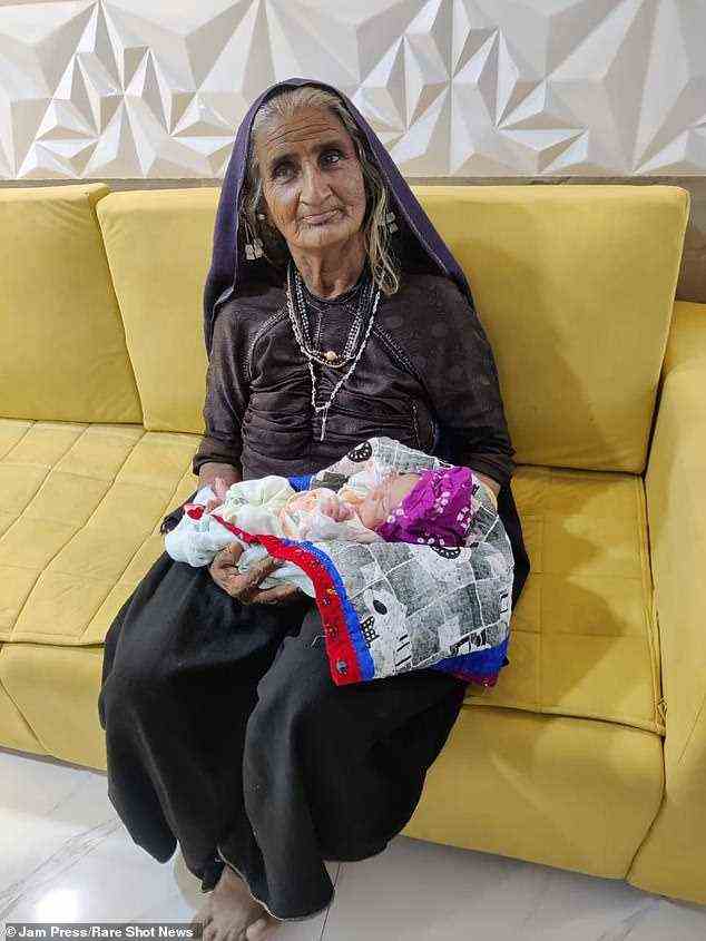 Die indische Frau Jivunben Rabari, die behauptet, 70 zu sein, hat ihr erstes Baby zur Welt gebracht, was sie zu einer der ältesten neuen Mütter der Welt machen würde