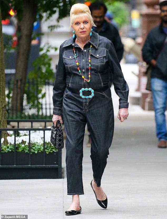 Solo-Mission: Ivana Trump wurde am Mittwoch in einem flippigen Jeans-Overall durch die New Yorker Upper East Side geschlendert