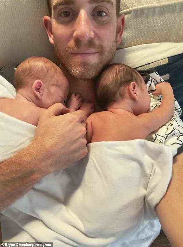Zwillinge!  Jamie Chung löst Babygerüchte aus, nachdem ihr Ehemann Bryan Greenberg am Sonntagabend ein Video von sich selbst beim Kuscheln mit zwei Neugeborenen auf seinem Instagram geteilt hat