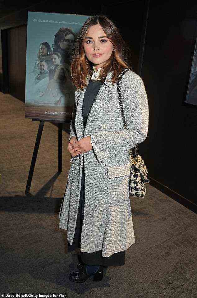 Chic: Jenna Coleman, 35, bot am Sonntag eine Lektion in Herbstkleidung an, als sie in London für eine Vorführung von Regisseur Denis Villeneuves Remake von Dune austrat
