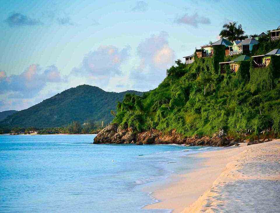 Total tropisch: Die Küste entlang der Valley Church Bay in Antigua