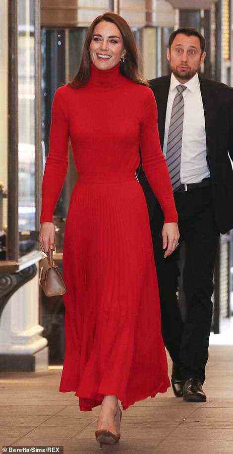 Dame in rot!  Die Herzogin von Cambridge sah in einem kräftigen roten Ensemble strahlend aus, als sie zu einer Suchtaufklärungsveranstaltung kam