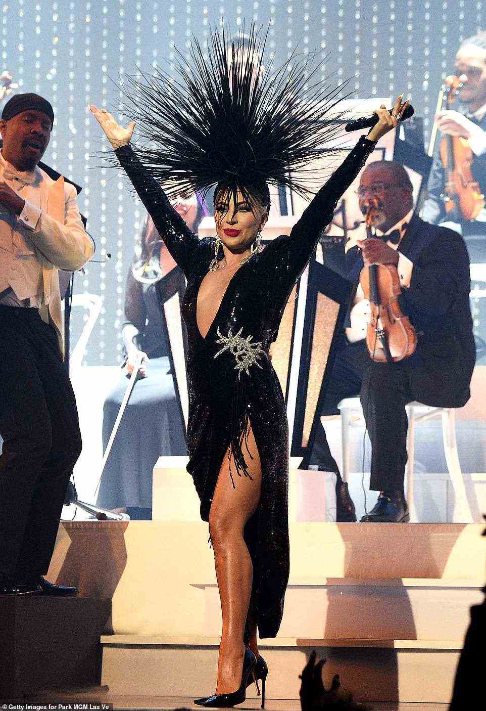 Unglaublich: Lady Gaga kehrte am Donnerstagabend nach fast zwei Jahren endlich in ihre Las Vegas-Residenz im MGM's Park Theatre zurück und trug eine Reihe von atemberaubenden Bühnenoutfits