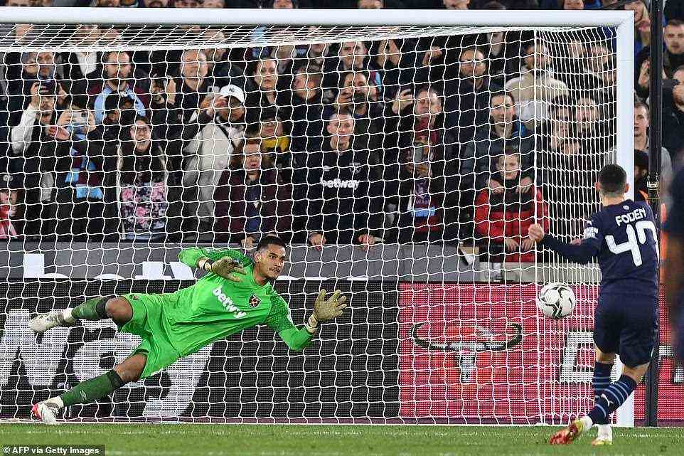 Phil Foden verschoss seinen Elfmeter, als Manchester City im Elfmeterschießen gegen West Ham aus dem Carabao Cup ausschied