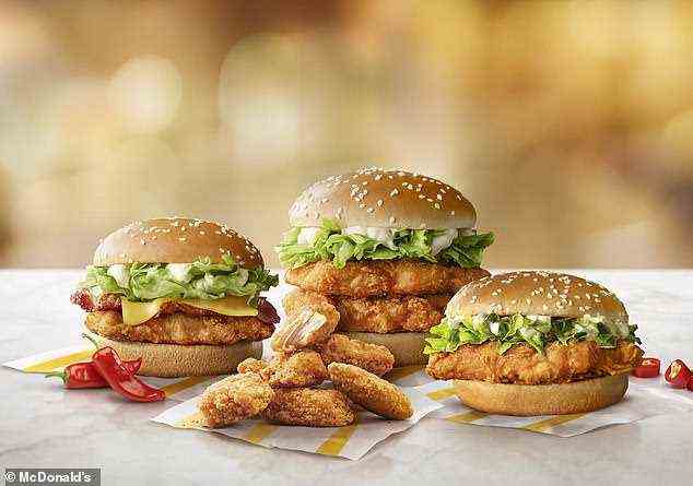 McDonald's bringt Chicken and Bacon McSpicy Burger (ganz links) zurück, zusammen mit zwei neuen Menüpunkten - Double McSpicy (hinten) und Spicy McPieces (vorne).  McChicken ist rechts abgebildet