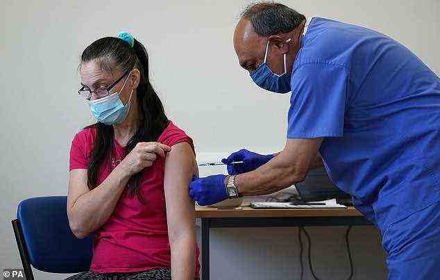 Eine Frau hat am Samstag im Birkenhead Medical Building in Merseyside einen Covid-Impfstoff erhalten