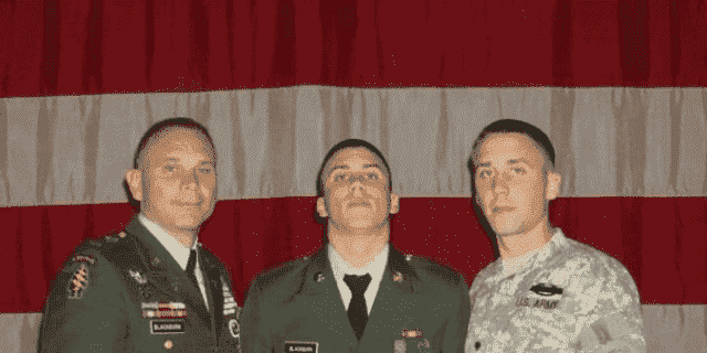 Oberstleutnant Perry Blackburn, links, mit seinen Söhnen Victor Blackburn, Mitte, und Trey Blackburn, rechts.  Alle drei dienten in Afghanistan.