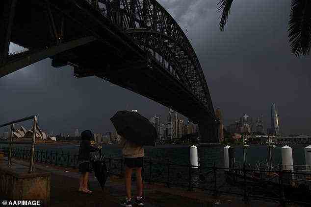 Ein gefährlicher „Superzellen“-Sturm, dem ein bedrohlicher schwarzer Himmel vorausging, erschütterte Millionen Australier mit starkem Regen und Hagel und zerschmetterte Sydney