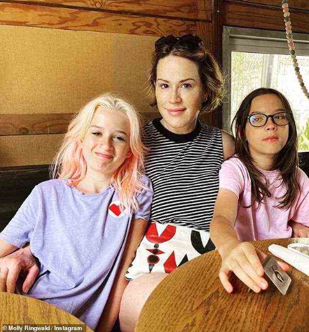 Kindersicherung: Molly Ringwald hat gesagt, dass sie ihren Kindern ihre früheren Filme nicht zeigen möchte (Bild oben mit ihren 12-jährigen Zwillingen Adele und Roman.)
