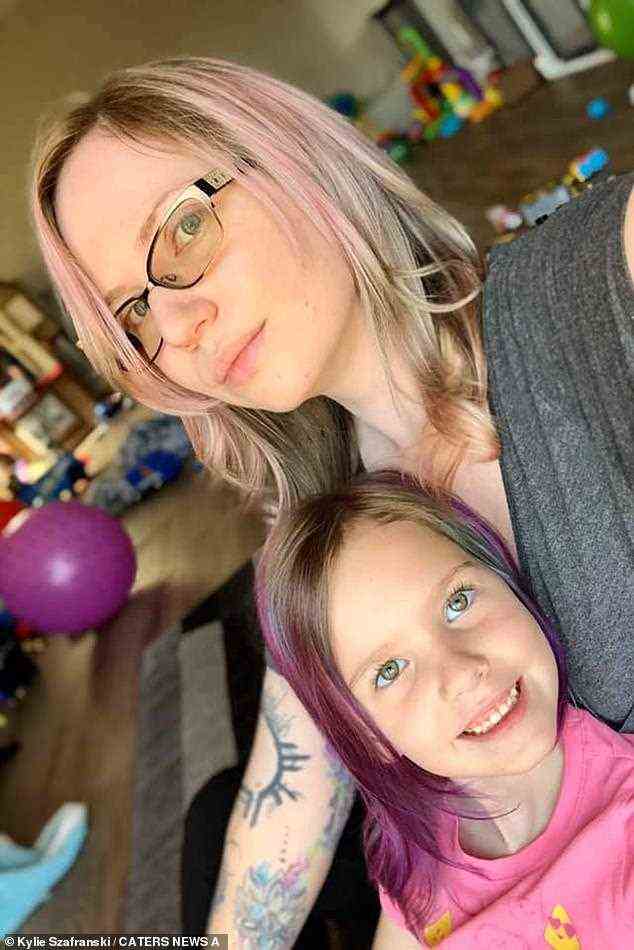 Kylie Szafranski, 30, aus Phoenix, Arizona, und ihre siebenjährige Tochter River haben beide Erythropoetische Protoporphyrie (EPP) – eine seltene genetische Erkrankung, die dazu führt, dass die Haut überempfindlich gegenüber UV-Licht ist