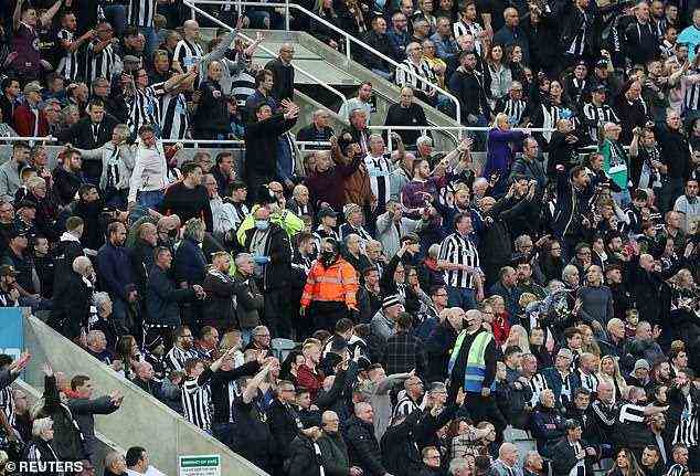 Newcastles Spiel gegen Tottenham wurde nach einem medizinischen Notfall in der Menge ausgesetzt