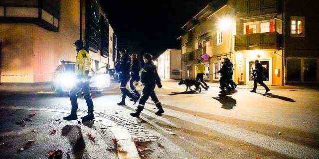 Die Polizei geht am Mittwoch, 13. Oktober 2021, nach einem Angriff in Kongsberg, Norwegen, am Tatort vorbei. 