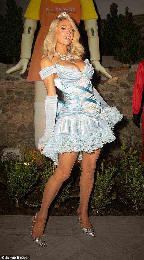 A-Liste: Paris Hilton war einer der Stars, die an der Halloween-Party von Vas J Morgan und Michael Braun in Los Angeles teilnahmen
