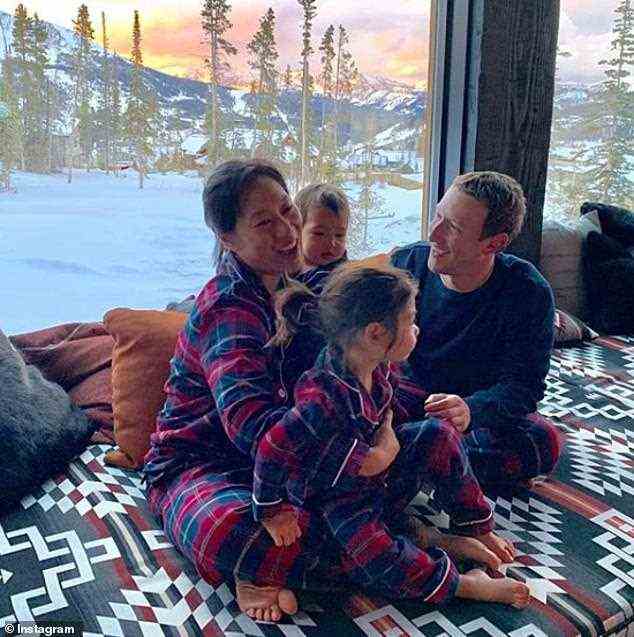 Mark Zuckerbergs Frau Priscilla Chan (im Bild mit ihrer Familie) hat enthüllt, wie ihre beiden Töchter im Alter von fünf und vier Jahren bereits mit ihrem technisch versierten Vater das Programmieren lernen