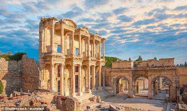 Eine Tour durch die Türkei mit Colin Crosbie, dem ehemaligen Obergärtner der Königinmutter, beinhaltet einen Besuch der antiken Stätte von Ephesus (im Bild)