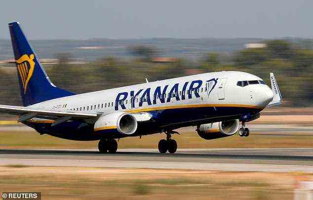 Kunden von Ryanair (im Bild) sagen, die Fluggesellschaft habe sich geweigert, ihnen die Erstattung für Flüge zu erstatten, von denen sie abgesprungen sind, weil das Foreign, Commonwealth and Development Office (FCDO) zu diesem Zeitpunkt darauf hingewiesen hatte, nicht zu reisen