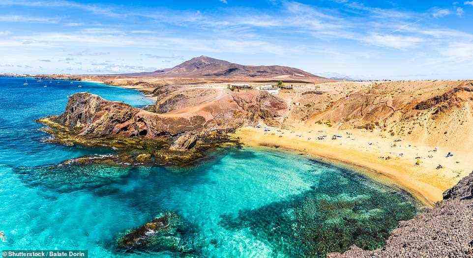 Abgebildet ist der Papagayo-Strand auf Lanzarote, der nur eine kurze Fahrt von den Weinbergen von La Geria . entfernt ist