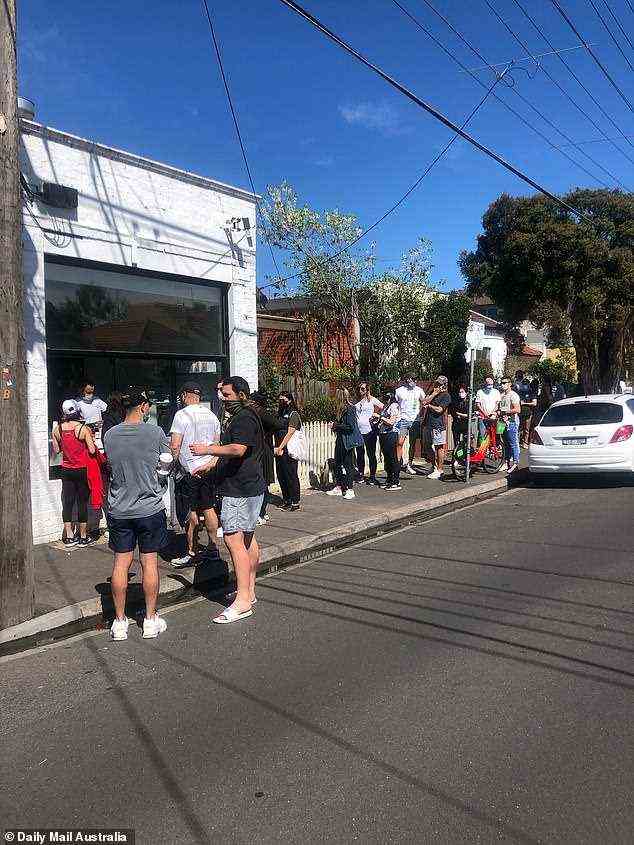 Eine verwinkelte Schlange schlängelt sich am Wochenendemorgen durch eine ruhige Seitenstraße in einem Vorort von Melbourne, während Dutzende Einheimische auf Sandwiches von Hector's Deli in Richmond warten