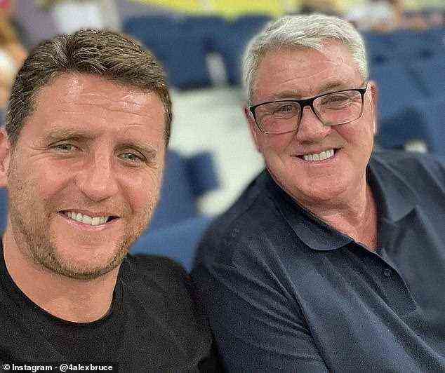 Steve Bruce (R) war zum ersten Mal seit seiner Entlassung in Newcastle zu sehen, wie England mit Sohn Alex (L) Australien beim T20 World Cup in Dubai besiegte