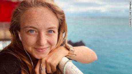 Sie flog für ein Wochenende nach Tonga.  18 Monate später steckt sie immer noch dort fest