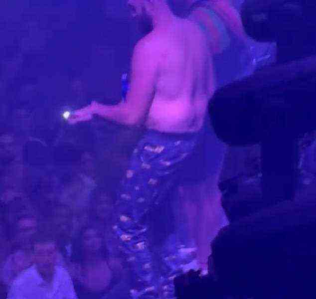 Tyson Fury wurde nach seinem Sieg über Deontay Wilder am Samstagabend im Nachtclub Hakkasan in Las Vegas mit ausgezogenem Oberteil getanzt