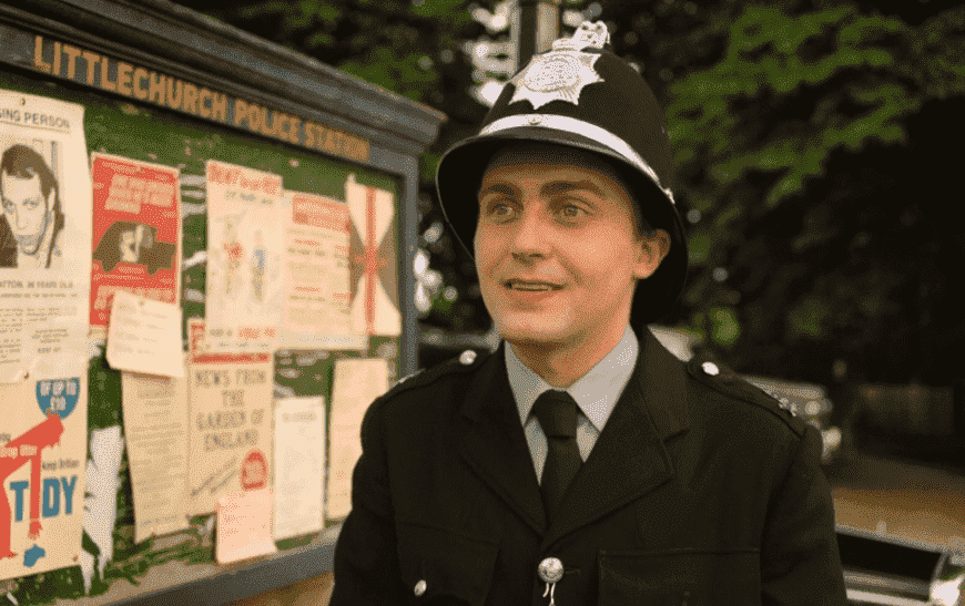 The Larkins Barney Walsh als PC Harness Polizist