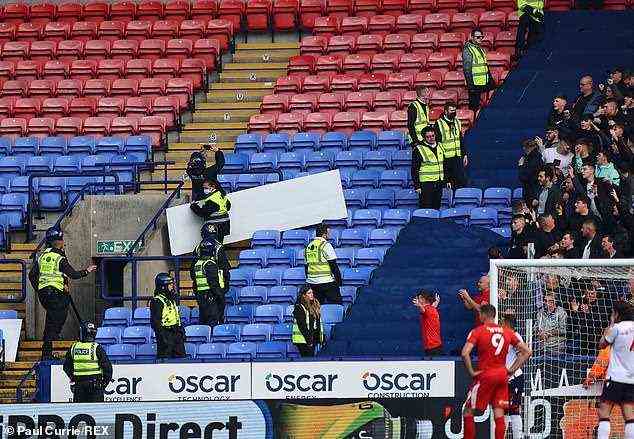 Wigans 4:0-Sieg gegen Bolton wurde von Zuschauerproblemen überschattet, bei denen Wigan-Fans Werbeschilder abrissen