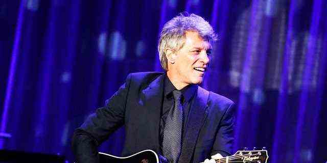 Sänger Jon Bon Jovi musste einen Auftritt absagen, nachdem er positiv auf COVID-19 getestet worden war.