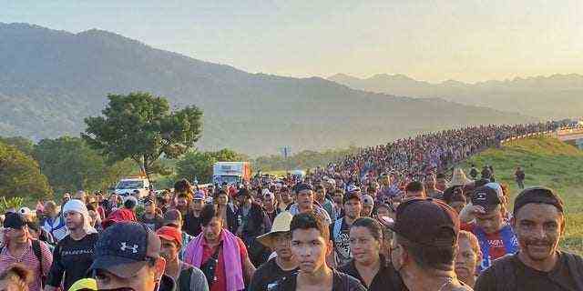 Migranten machen sich auf den Weg durch Mexiko zur US-Grenze. 