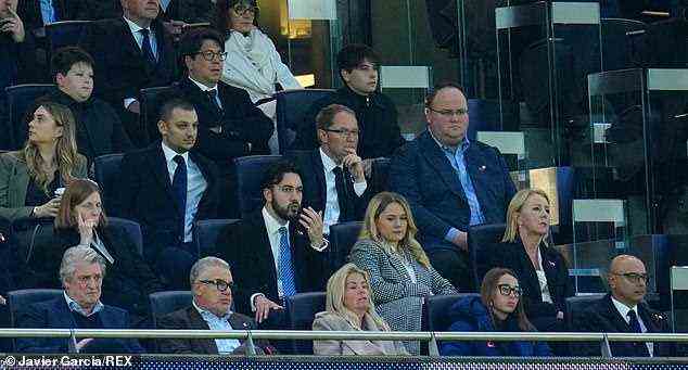 Spurs-Vorsitzender Daniel Levy (unten rechts) war alarmiert über den Verlust des Teams bei Manchester United