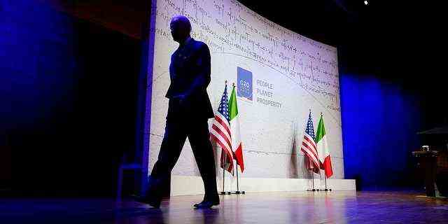 Präsident Joe Biden verlässt die Bühne, nachdem er während einer Pressekonferenz zum Abschluss des G20-Gipfels am Sonntag, 31. Oktober 2021, in Rom gesprochen hat.  (AP-Foto/Evan Vucci)