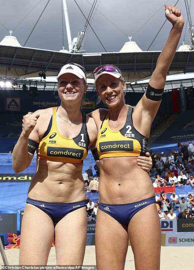 Die deutschen Beachvolleyballstars Karla Borger (rechts) und Julia Sude (Mitte) sagten Anfang des Jahres, dass sie das Turnier in Katar boykottieren würden und sagten, es sei 