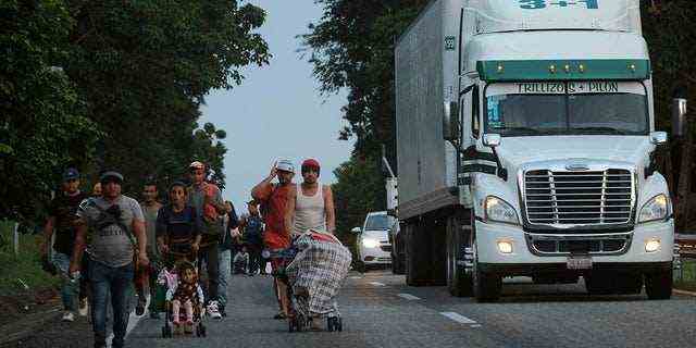 Migranten verlassen Ulapa, Bundesstaat Chiapas, am späten Samstag, 30. Oktober 2021. Die Migrantenkarawane auf dem Weg nach Norden in Südmexiko konnte bisher ungehindert laufen, eine Abwechslung zur Reaktion der mexikanischen Regierung auf andere versuchte Massenmigrationen.  (AP-Foto/Isabel Mateos)