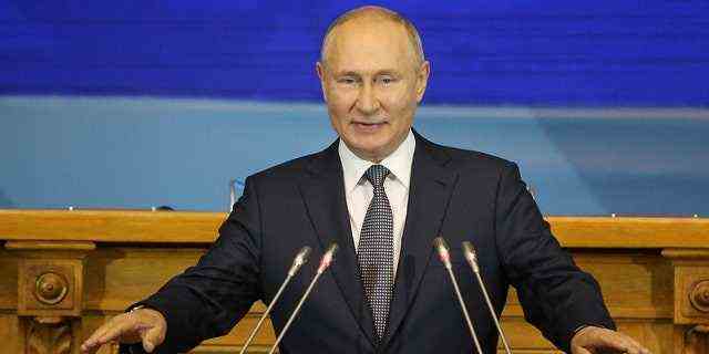 Der russische Präsident Wladimir Putin spricht während der Plenarsitzung des 3. Eurasischen Frauenforums (EAFW) am 14. Oktober in Sankt Petersburg, Russland.  Kürzlich sprach Putin über den Aufbau der Verteidigung des Landes inmitten der militärischen Aktivitäten der NATO in der Nähe der russischen Grenzen.