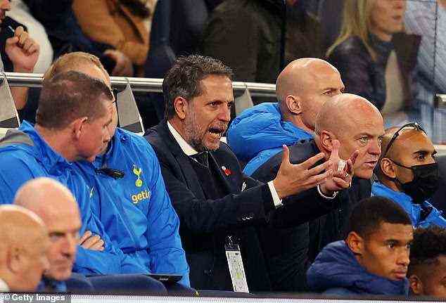 Tottenham-Fußballdirektor Fabio Paratici (Mitte) bewegte sich schnell, um Conte . zu sichern