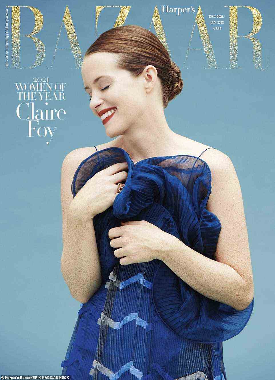 Auszeichnung: Claire wird dieses Jahr den Schauspielerinpreis bei den Harper's Bazaar Women of the Year Awards gewinnen und lächelte schüchtern auf dem Cover, während sie ein atemberaubendes blaues Kleid trug