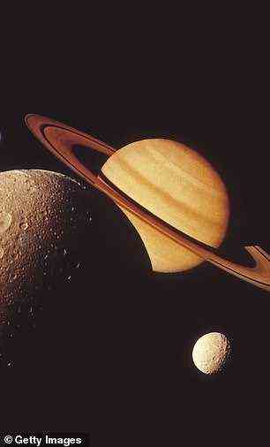 Es wird angenommen, dass Saturns Eismond Titan (im Bild) einen Ozean hat, der das Leben unterstützen kann