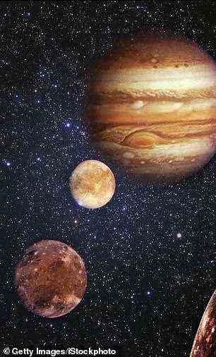 Es wird angenommen, dass Jupiters Eismond Europa (im Bild) einen Ozean hat, der Leben unterstützen kann