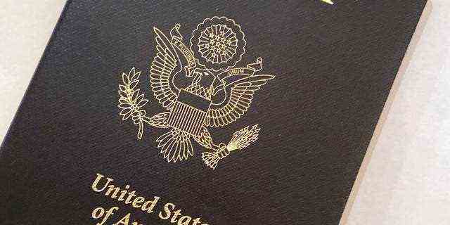 DATEI – Dieses Aktenfoto vom 25. Mai 2021 zeigt eine US-Passhülle in Washington.  Die Vereinigten Staaten haben ihren ersten Reisepass mit einem "x" Geschlechterbezeichnung, ein Meilenstein in der Anerkennung der Rechte von Menschen, die sich nicht als männlich oder weiblich identifizieren.