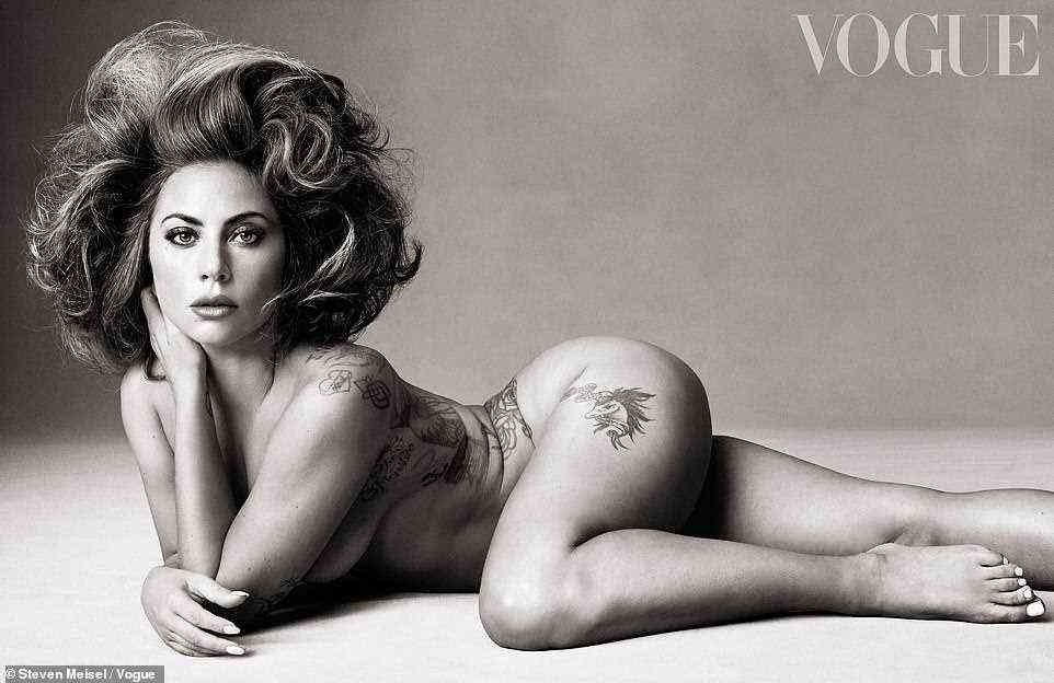 Umwerfend: Lady Gaga sah sensationell aus, als sie für die Dezember-Ausgabe der britischen Vogue in einem atemberaubenden Schwarz-Weiß-Schnappschuss, der am Dienstag veröffentlicht wurde, nackt posierte
