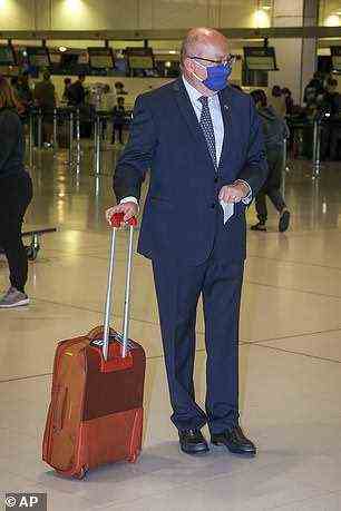 Frankreichs Botschafter in Australien Jean-Pierre Thebault kommt am Flughafen Sydney an, bevor er das Land am 18. September verlässt