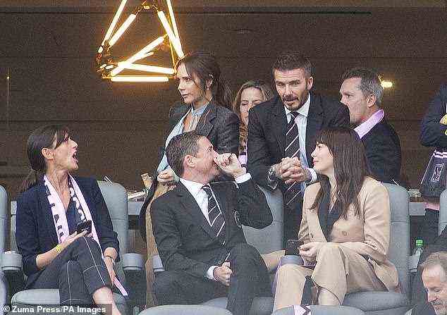 Kumpels: David und Victoria Beckham sind mit dem Paar im März 2020 bei einem Fußballspiel abgebildet