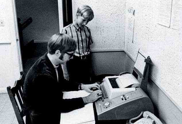 Bill Gates sieht seinem Freund und zukünftigen Microsoft-Mitbegründer Paul Allen zu, wie er 1968 an der Lakeside-Schule am Fernschreiber tippt. Auf diesem Bild war er ungefähr 13 Jahre alt
