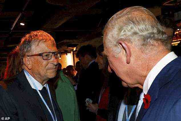 Prinz Charles, rechts, spricht mit Gates, als er während des COP26-Gipfels in Glasgow, Schottland, am Dienstag, den 2.
